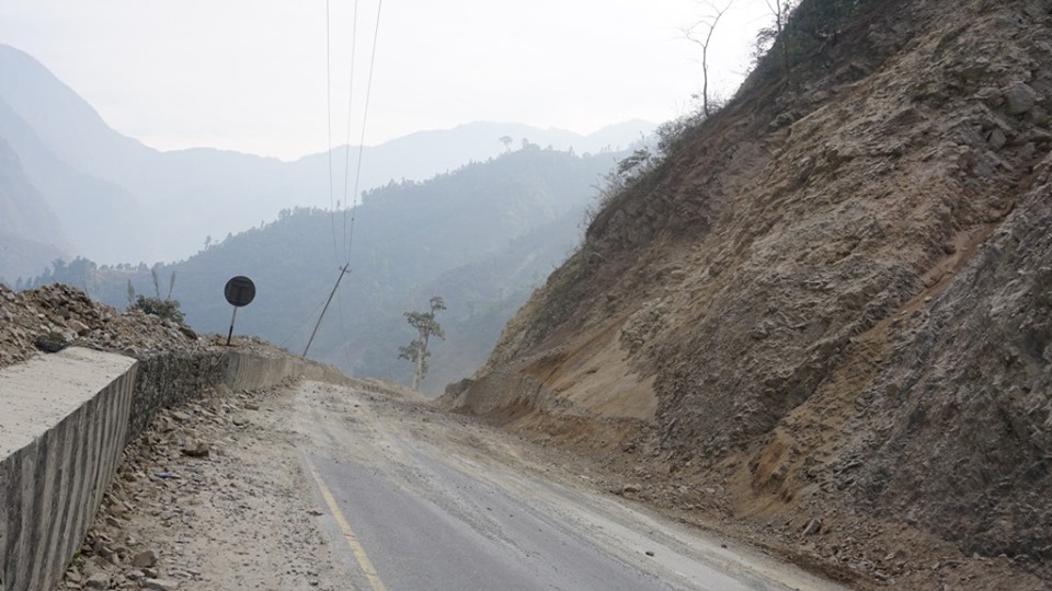 नारायणगढ मुग्लिन सडकखण्डमा पुनःपहिरो खस्योः सडक अवरुद्ध